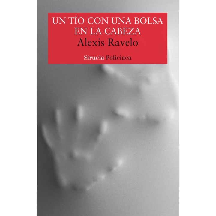 UN TIO CON UNA BOLSA EN LA CABEZA