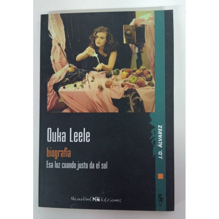 OUKA LEELE. BIOGRAFIA. esa luz cuando justo da el sol