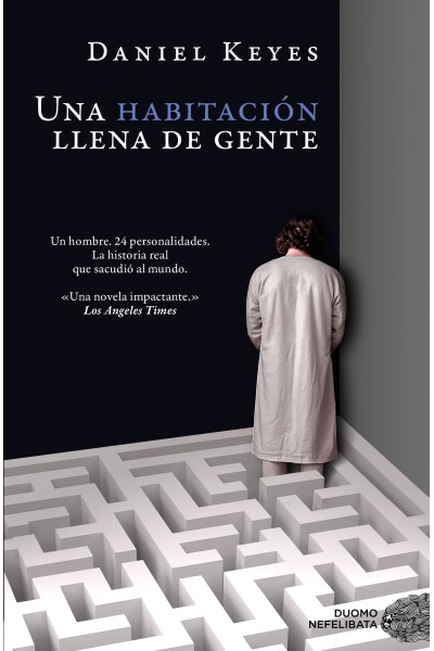 UNA HABITACIÓN LLENA DE GENTE